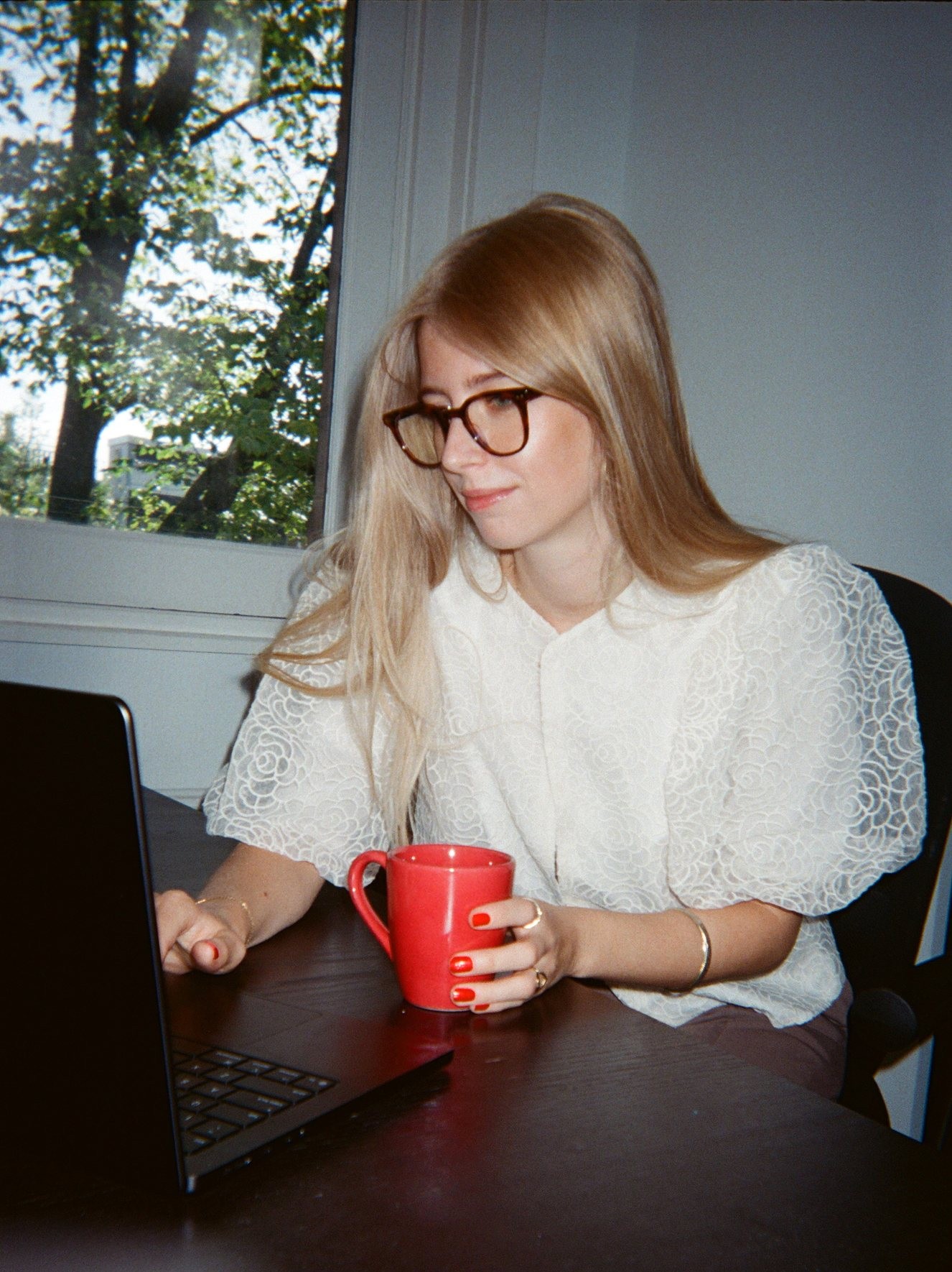 Colleague working focused at a laptop